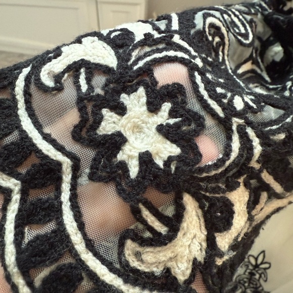 Elegant Sheer Black and White Embroidered Kimono BNWT - Picture 6 of 11